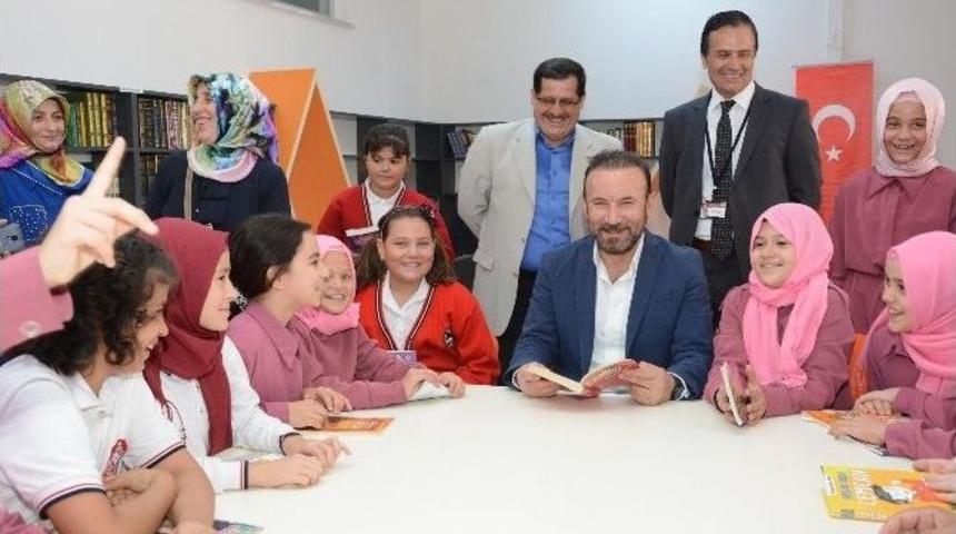 İzmit Belediyesi&rsquo;nden Bir Okula Daha K&uuml;t&uuml;phane
