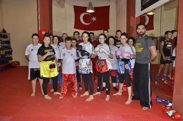 D&uuml;nya Şampiyonundan Belgesiz Salon A&ccedil;anlara Tepki 1