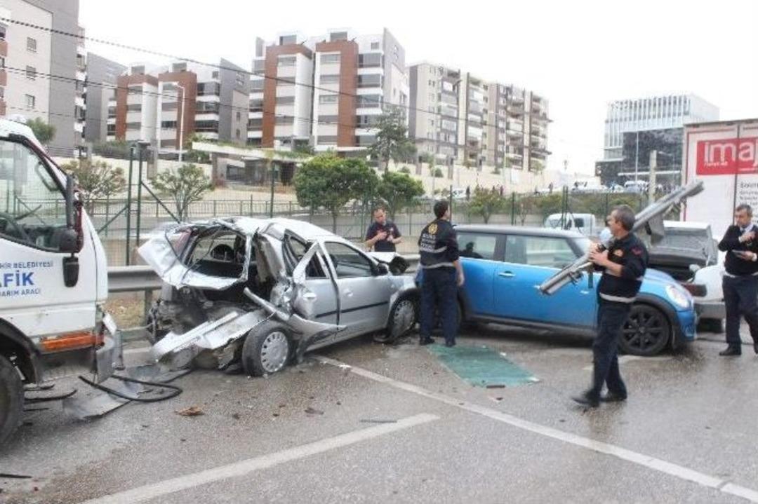 Bursa&rsquo;da 9 Ara&ccedil; Birbirine Girdi, 9 Kişi Yaralandı