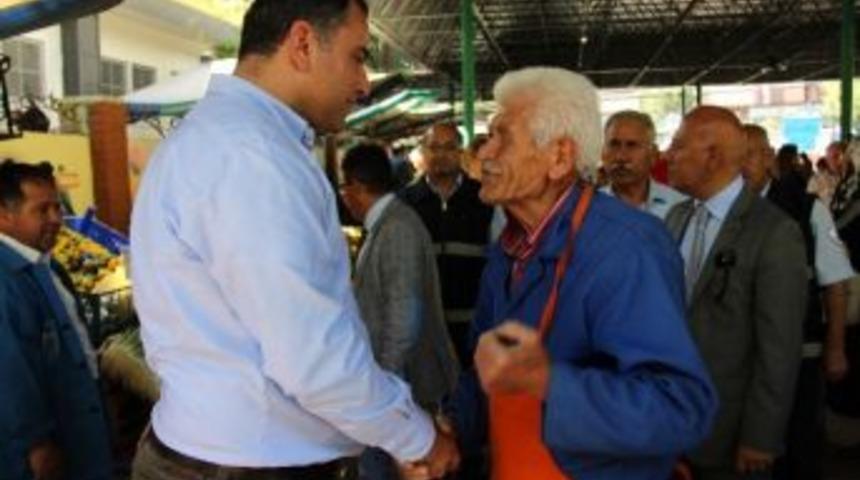 Başkan Taşdelen, Emek Pazarında Esnaf Ve Halkla Bir Araya Geldi