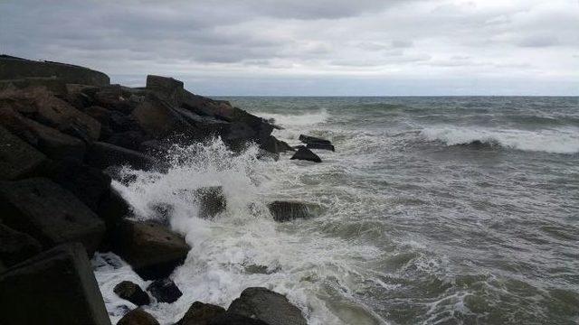 Akçakoca’da Dalgalar Sahili Dövdü 1