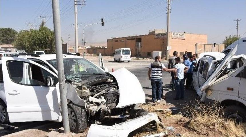Nusaybin&rsquo;de Trafik Kazası: 1 &Ouml;l&uuml;, 4 Yaralı