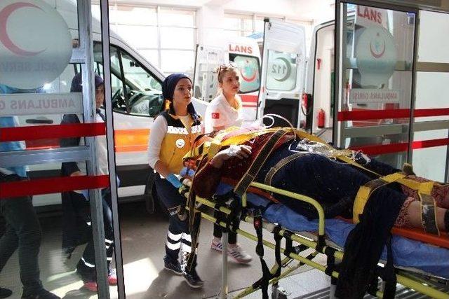 Kazazedenin Yakını Ambulansın Camını Kırdı