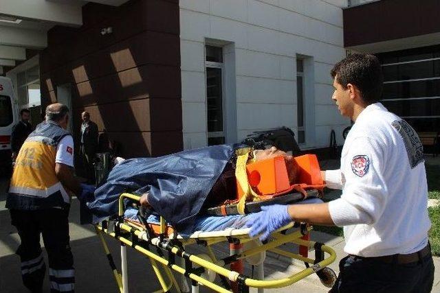 Kazazedenin Yakını Ambulansın Camını Kırdı