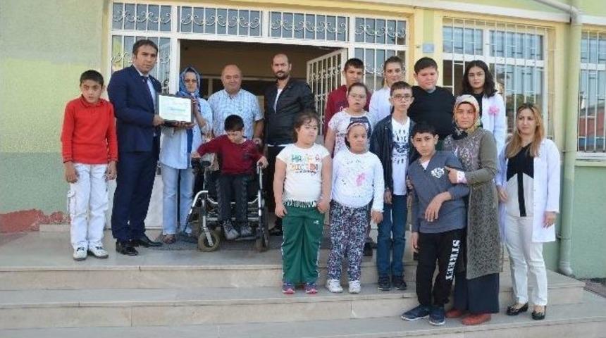 Vefat Eden Kardeşinin Tekerlekli Sandalyelerini Bağışladı