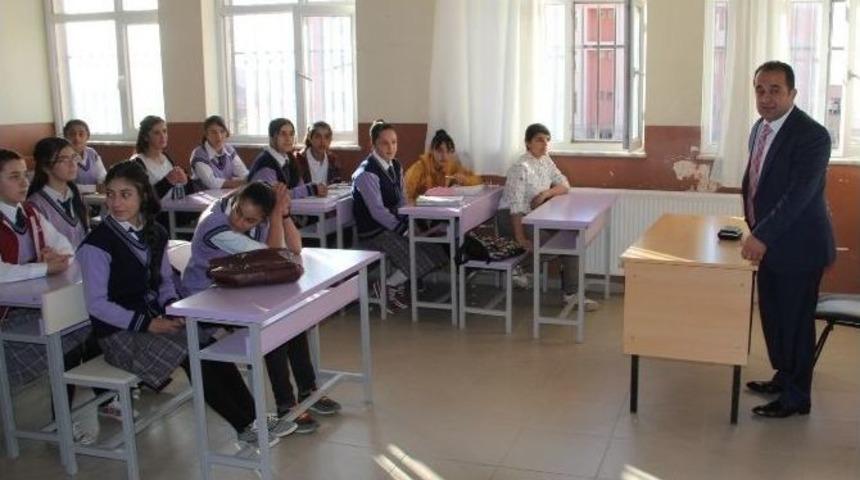 Milli Eğitim M&uuml;d&uuml;r&uuml; Samsa &Ccedil;&ouml;p Topladı