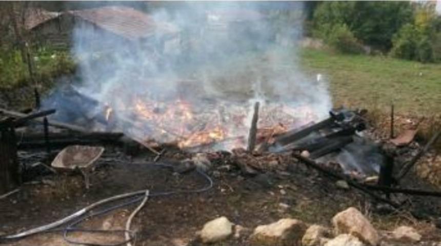 Kastamonu&rsquo;da İki Katlı Ahşap Ev K&uuml;le D&ouml;nd&uuml;