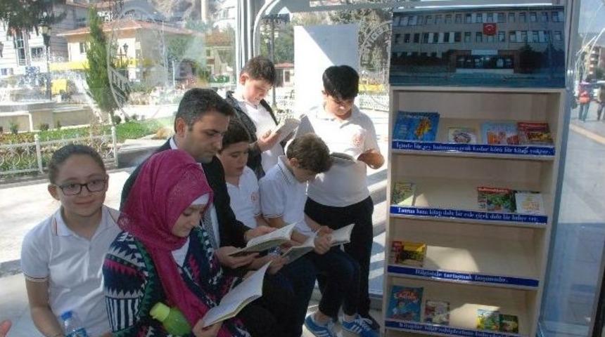 Otob&uuml;s Durağına Kitaplık