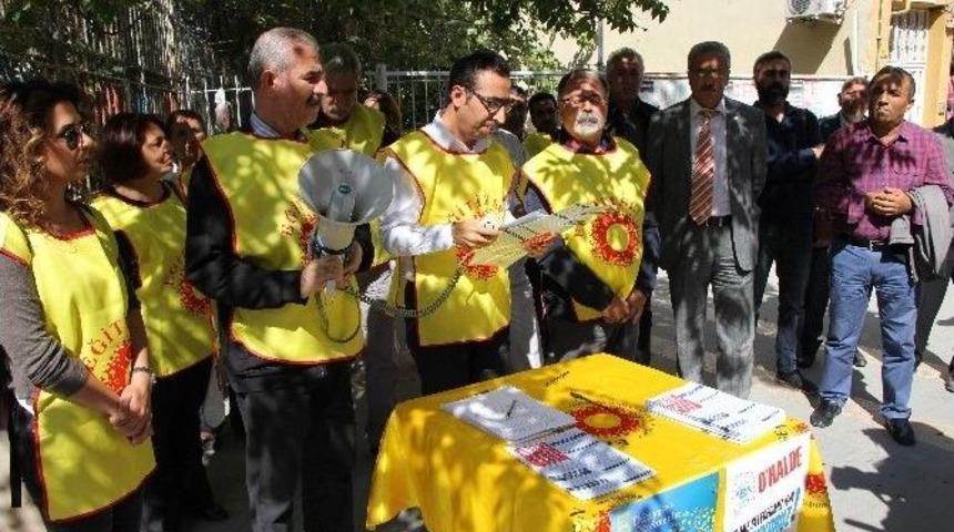 D&uuml;nya &Ouml;ğretmenler G&uuml;n&uuml;&rsquo;nde Stant A&ccedil;tılar