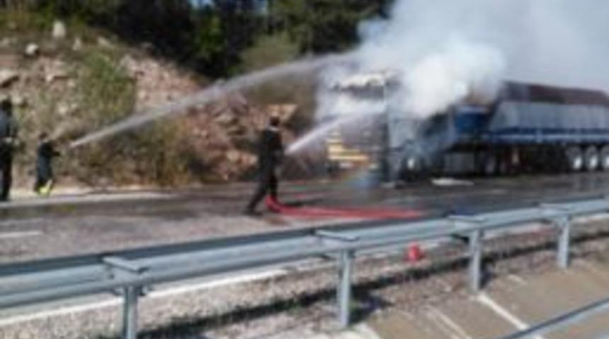 Kastamonu&rsquo;da Seyir Halindeki Tır Yandı