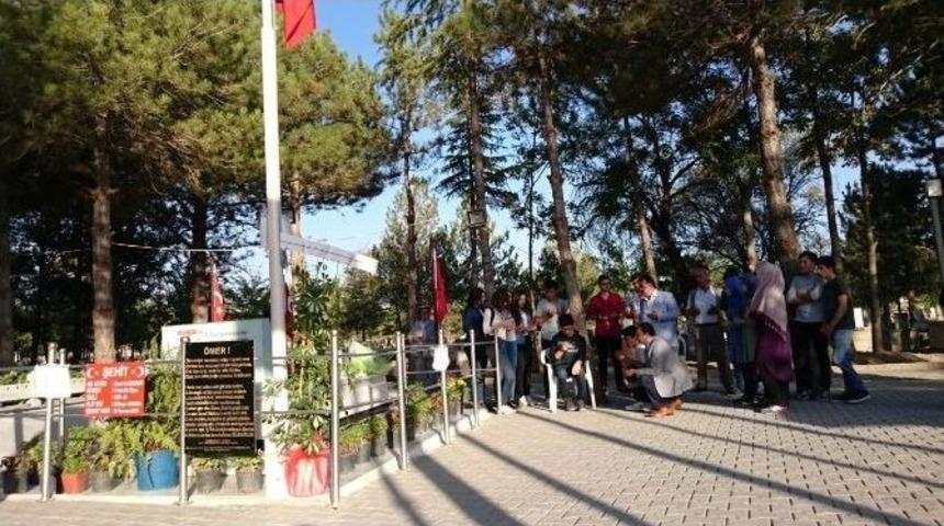 Abdurrahmanpaşa Lisesi, Şehit Halisdemir&rsquo;in Kabrini Ziyaret Etti