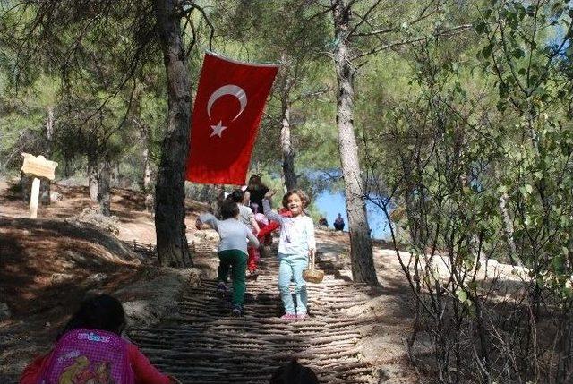 Minik Öğrencilerden Doğa Yürüyüşü