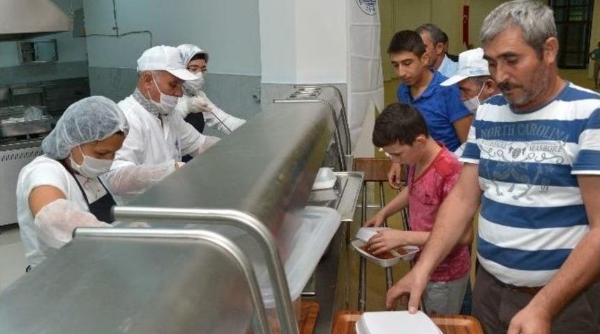 Mersin B&uuml;y&uuml;kşehir Belediyesi&rsquo;nden Alevilere İftar Yemeği