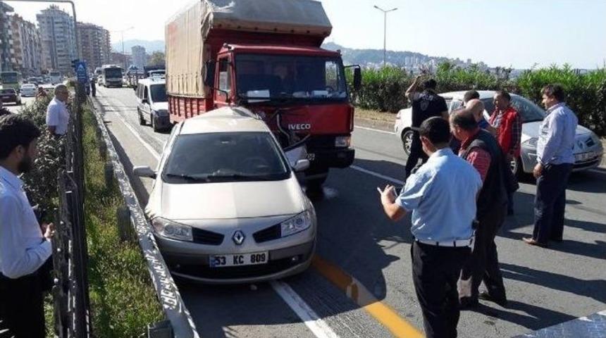 Arızalanınca Yol Kenarına Park Edilen Araca Arkadan Gelen Kamyon &Ccedil;arptı