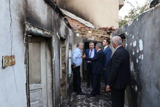 Büyükşehir Evi Yanan Aileyi Yalnız Bırakmadı