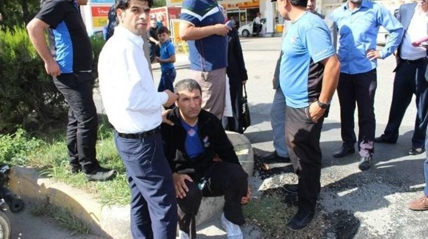 Kamyonet Motosiklete &Ccedil;arpıp Ka&ccedil;tı: 1 Yaralı