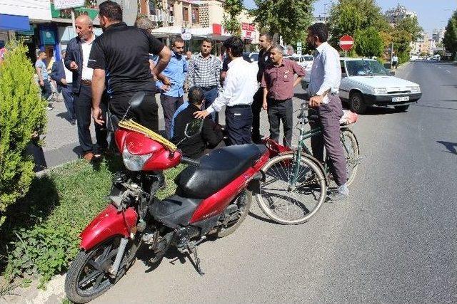 Kamyonet Motosiklete Çarpıp Kaçtı: 1 Yaralı