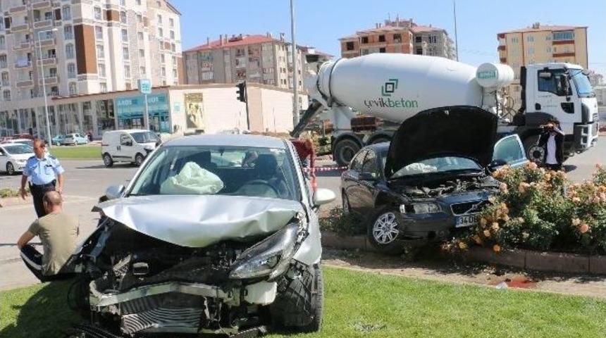 Sivas&rsquo;ta İki Otomobil Kavşakta &Ccedil;arpıştı: 4 Yaralı