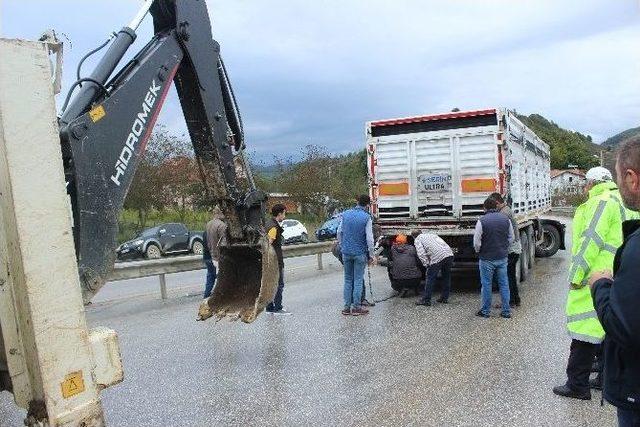 (özel Haber) Karayolunda Tır Makasladı, Araçlar Kaydı