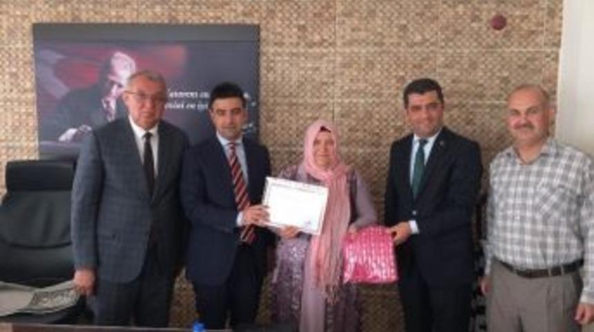 G&ouml;rme Engelli 40 Yaşındaki Annenin Okuma Aşkı