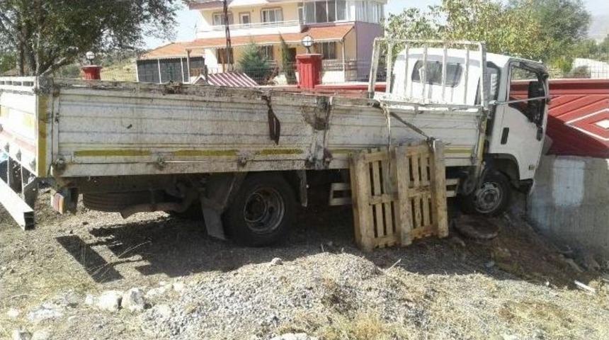 Kamyonet Duvara &Ccedil;arptı: 1 Yaralı