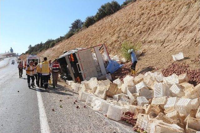 Mut’ta Elma Yüklü Kamyon Devrildi: 1 Ölü