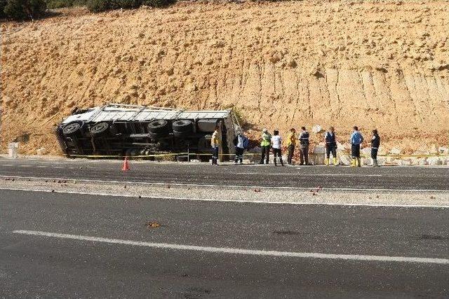 Mut’ta Elma Yüklü Kamyon Devrildi: 1 Ölü