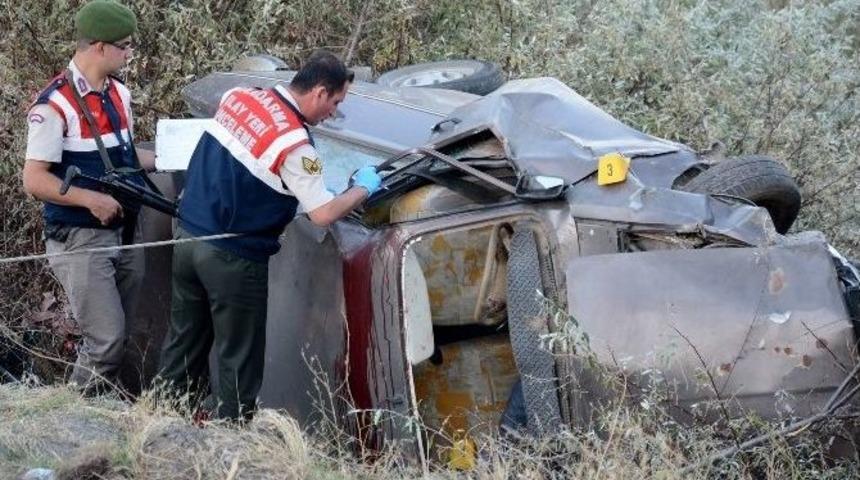 Otomobil Şarampole Takla Attı: 1 &Ouml;l&uuml;, 1 Yaralı
