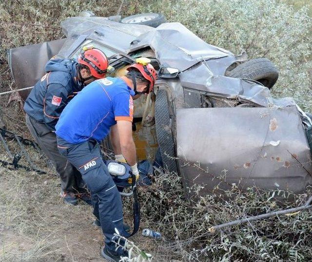 Otomobil Şarampole Takla Attı: 1 &Ouml;l&uuml;, 1 Yaralı 1