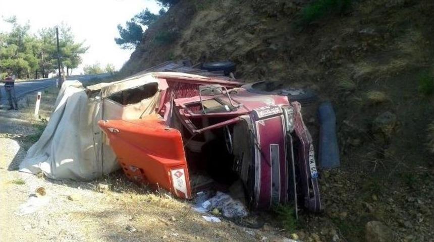 Manisa&rsquo;da Freni Boşalan Kamyonet Devrildi: 3 Yaralı