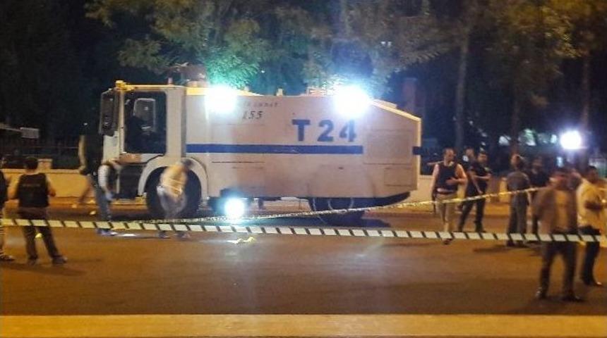 Valilik &Ouml;n&uuml;nde Bekleyen Polis Ekibine Silahlı Saldırı: 1 Polis Yaralı