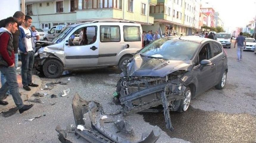 Kapaklı&rsquo;da İki Otomobil &Ccedil;arpıştı: 3 Yaralı