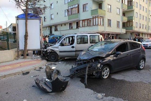 Kapaklı’da İki Otomobil Çarpıştı: 3 Yaralı 1
