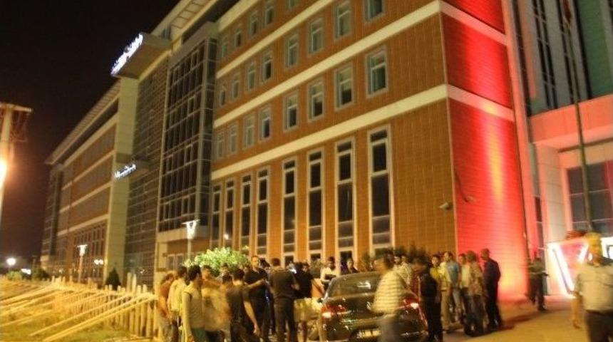 Direksiyon Hakimiyetini Kaybeden S&uuml;r&uuml;c&uuml; Otomobiliyle Adliye Bah&ccedil;esine Girdi