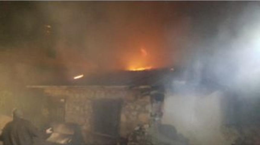 &Ccedil;emişgezek&rsquo;te Bir G&uuml;n Arayla 5 Ev Ve 2 Ahırı Kundakladılar