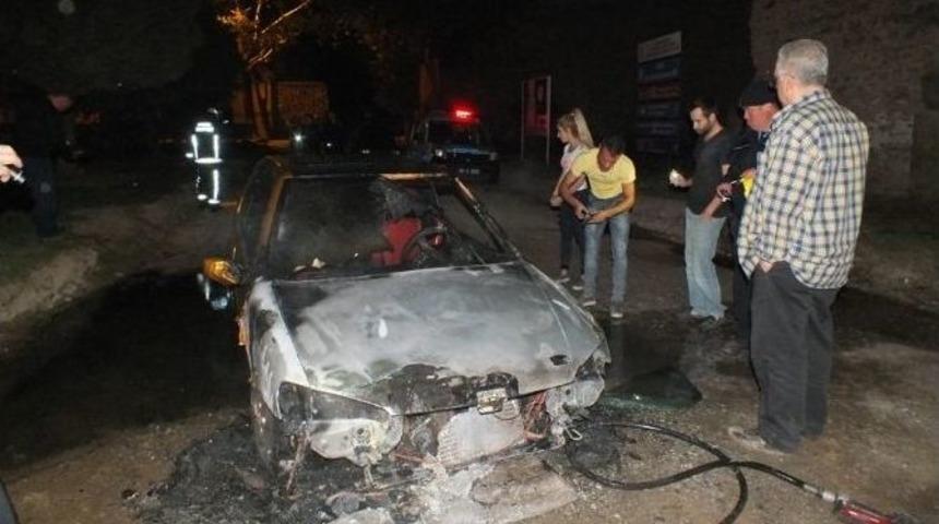 Park Halinde Alev Alan Otomobil K&uuml;le D&ouml;nd&uuml;