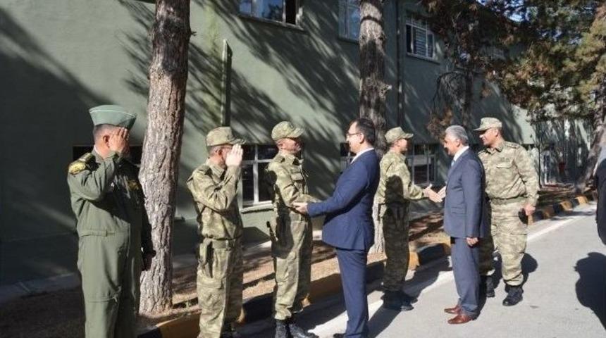 Vali Toprak Havacılık Alay Komutanlığını Ziyaret Etti