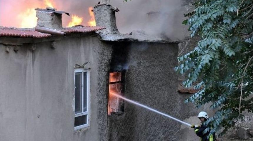 Tarihi Sokakta &Ccedil;ıkan Yangın Korkuttu