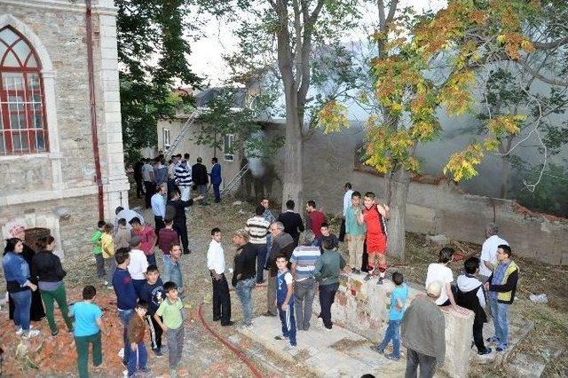 Tarihi Sokakta &Ccedil;ıkan Yangın Korkuttu 2