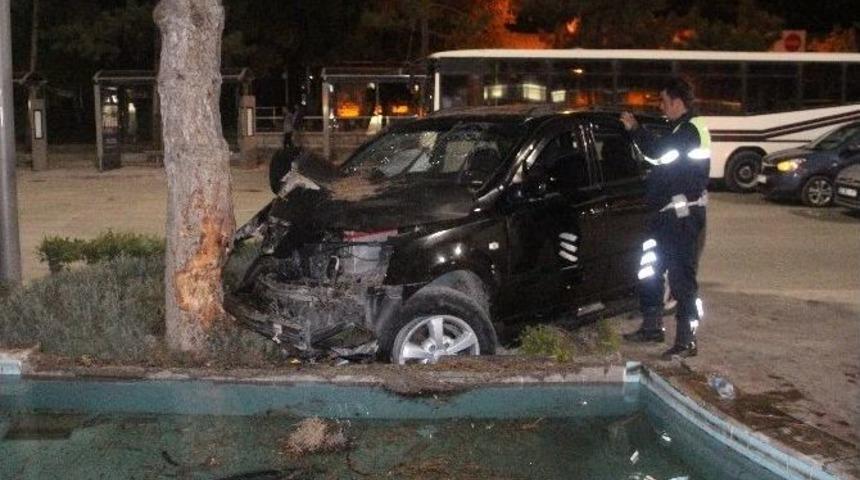 Elazığ&rsquo;da Otomobil Ağaca &Ccedil;arptı: 1 Yaralı