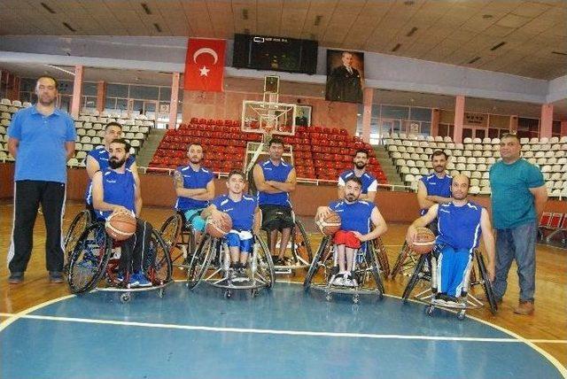 Büyükşehir’de Engelli Basketçiler Göz Kamaştırıyor