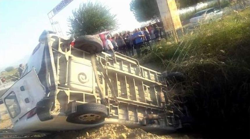 Aydın&rsquo;da &Ouml;ğrenci Servisiyle Otomobil &Ccedil;arpıştı: 11 Yaralı