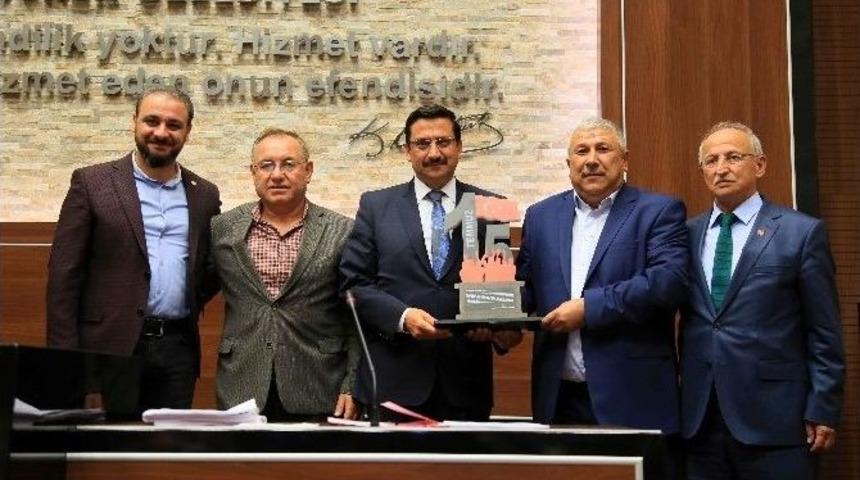 Başkan Ak&rsquo;a 15 Temmuz Milli İrade G&uuml;n&uuml; Anısına Plaket