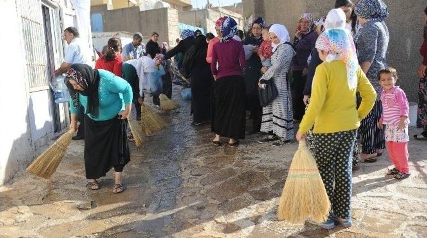 Kadın Ve Erkekler, Mardin&rsquo;de Sokak Temizliği Yaptı