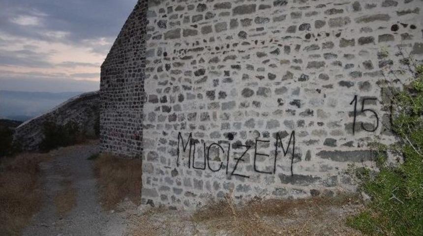 Tarihi Niksar Kalesi &ldquo;ilanı Aşk Tahtasına&rdquo; D&ouml;nd&uuml;