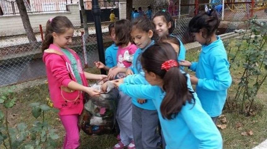 Minik &Ouml;ğrencilerden &Ccedil;evre Temizliği
