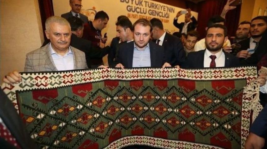 Van&rsquo;dan Başbakan Yıldırım&rsquo;a El Yapımı Kilim