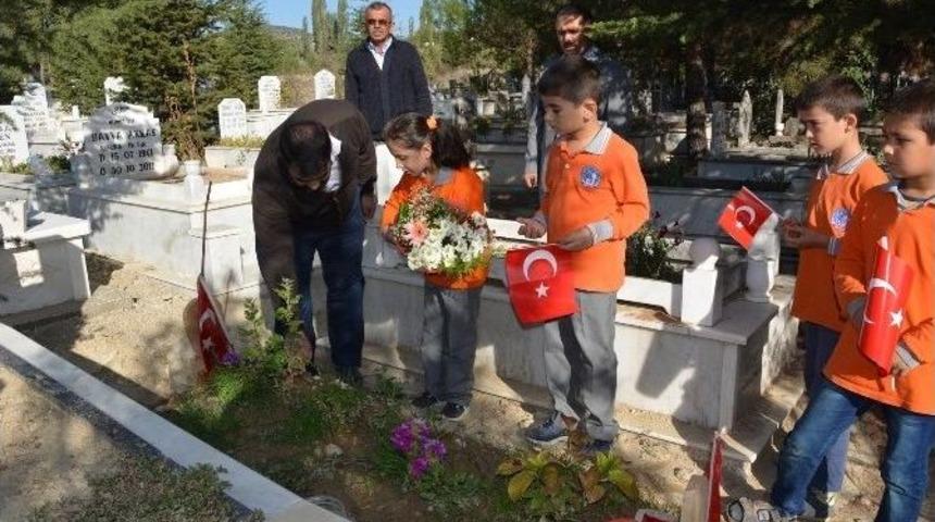 &Ouml;ğrenciler, Şehit Ağaroğlu&rsquo;nun Mezarını Ziyaret Etti