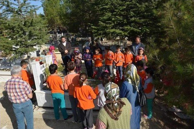 Öğrenciler, Şehit Ağaroğlu’nun Mezarını Ziyaret Etti