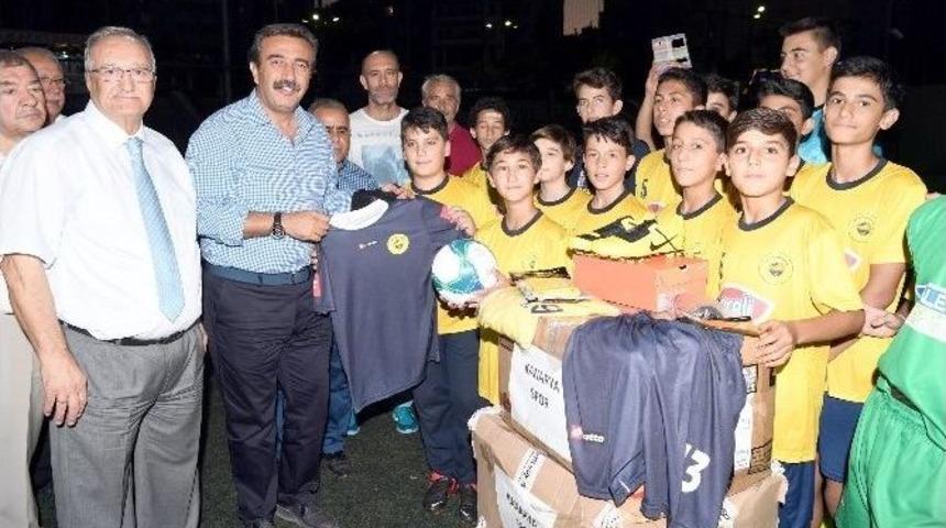 Başkan &Ccedil;etin&rsquo;den Amat&ouml;r Spor Kul&uuml;plerine Malzeme Desteği
